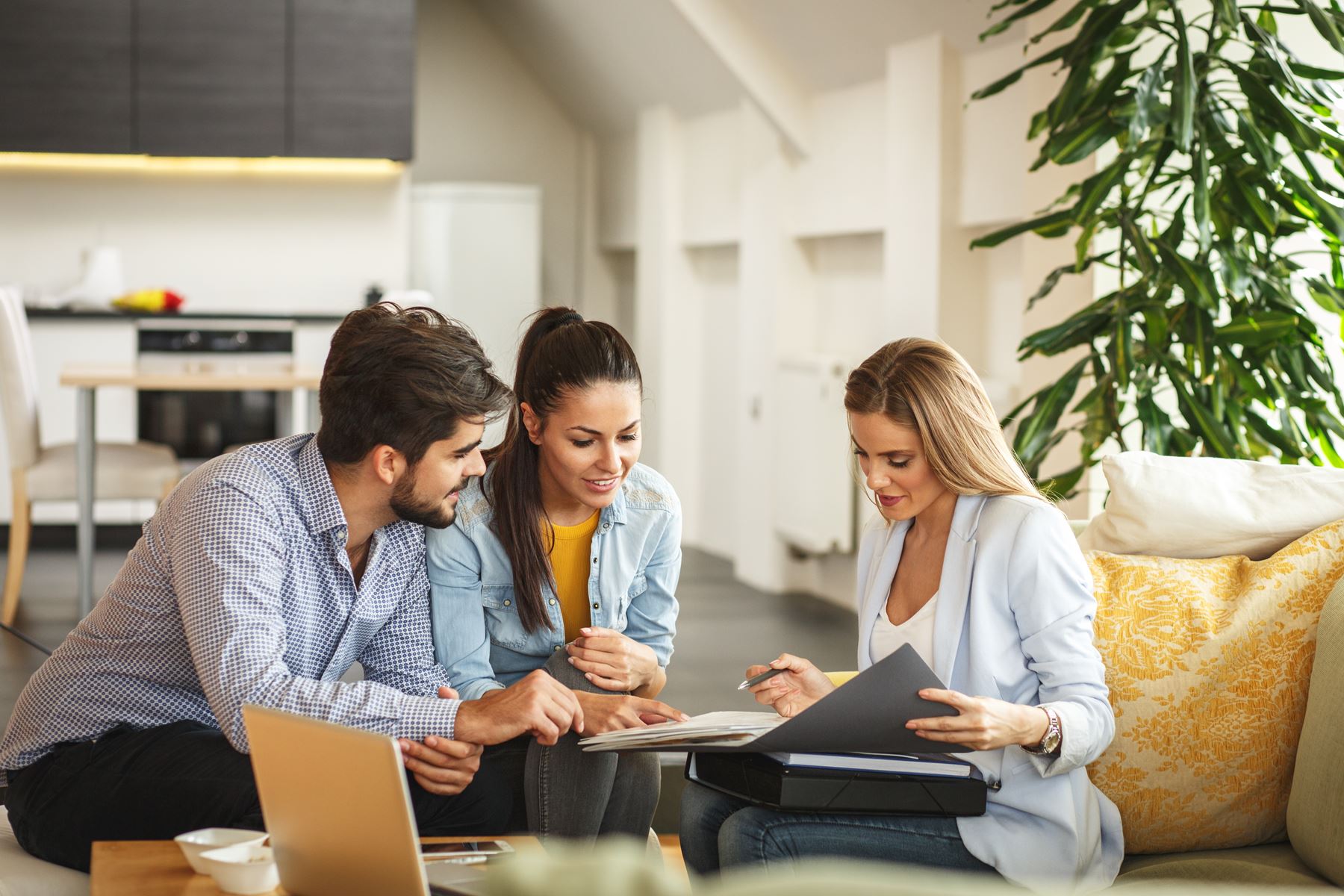 Couple getting a mortgage loan